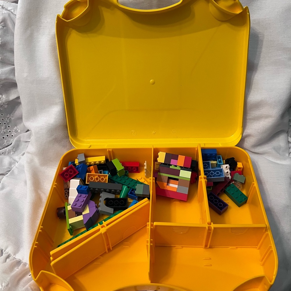 LEGO Bright Yellow Carry Case with 460 Various Sized Colorful Bricks & Bases - Picture 13 of 14